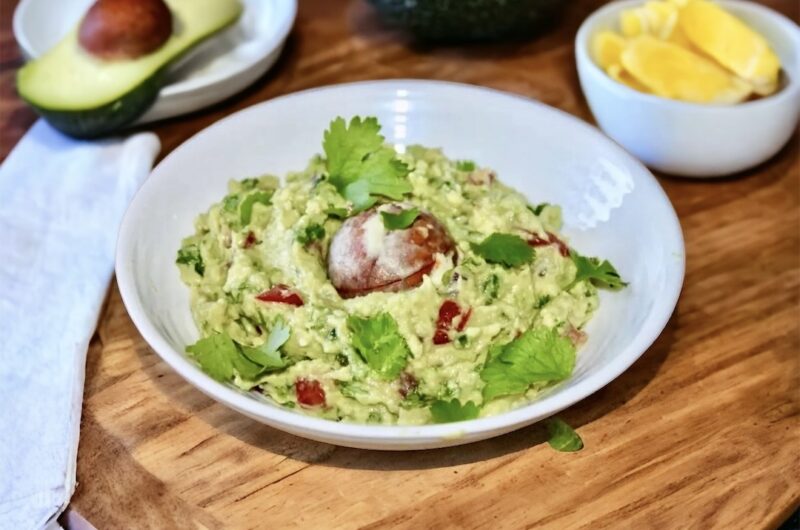 Guacamole to oryginalny dip meksykański przygotowany z awokado i salsy pico de gallo, czyli pomidorów, czerwonej cebuli i świeżej kolendry.