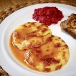 Kluski śląskie smażone przygotowane w tradycyjny sposób z ugotowanych i przeciśniętych przez praskę ziemniaków połączonych z niedużą ilością mąki. Następnie z gotowego ciasta uformowany został duży dość cienki placek, który został usmażony z obu stron na patelni.