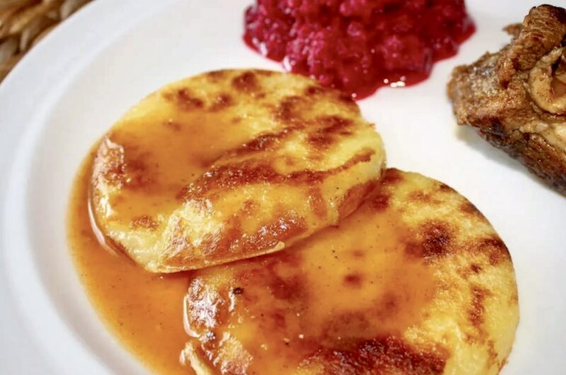 Kluski śląskie smażone przygotowane w tradycyjny sposób z ugotowanych i przeciśniętych przez praskę ziemniaków połączonych z niedużą ilością mąki. Następnie z gotowego ciasta uformowany został duży dość cienki placek, który został usmażony z obu stron na patelni.