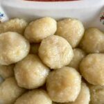 Szare kluski śląskie przygotowuje się z ugotowanych i przeciśniętych przez praskę ziemniaków wymieszanych z mąką ziemniaczaną oraz ze startymi odciśniętymi z wody surowymi ziemniakami.