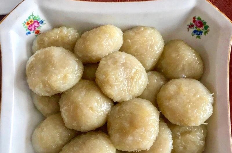 Szare kluski śląskie przygotowuje się z ugotowanych i przeciśniętych przez praskę ziemniaków wymieszanych z mąką ziemniaczaną oraz ze startymi odciśniętymi z wody surowymi ziemniakami.