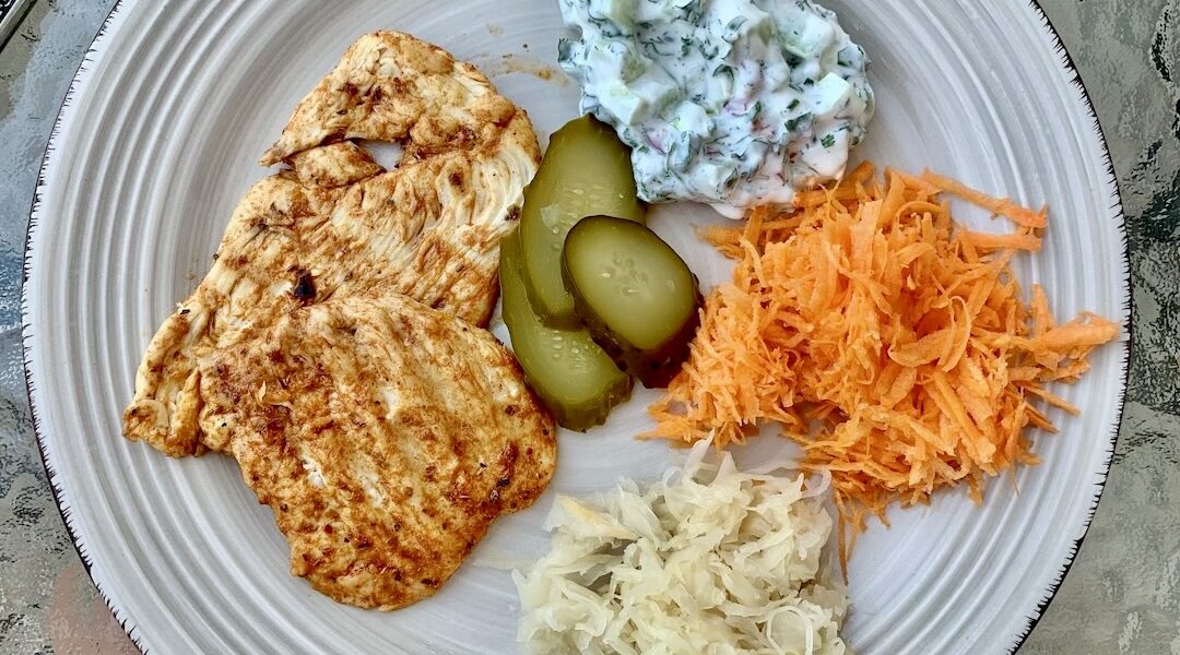 Kotlet najpierw wykrojony z piersi kurczaka, a następnie przyprawiony i przygotowany z grilla.