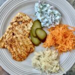 Kotlet najpierw wykrojony z piersi kurczaka, a następnie przyprawiony i przygotowany z grilla.