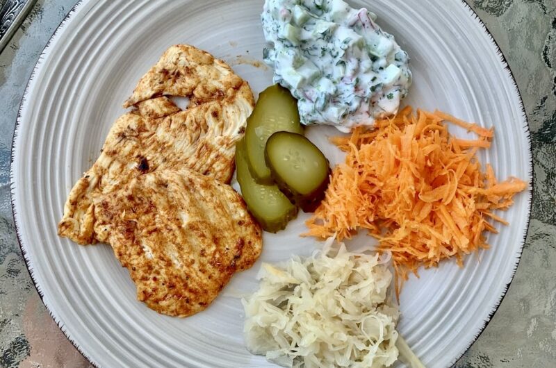 Kotlet najpierw wykrojony z piersi kurczaka, a następnie przyprawiony i przygotowany z grilla.