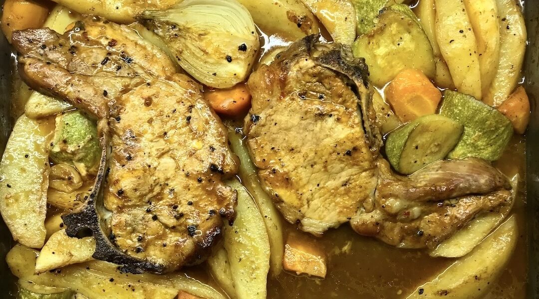 Kotlety ze schabu wieprzowego marynowane w wędzonym sosie barbeque, a następnie pieczone razem z ziemniakami, marchewką i fenkułem.