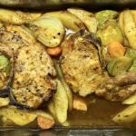 Kotlety ze schabu wieprzowego marynowane w wędzonym sosie barbeque, a następnie pieczone razem z ziemniakami, marchewką i fenkułem.