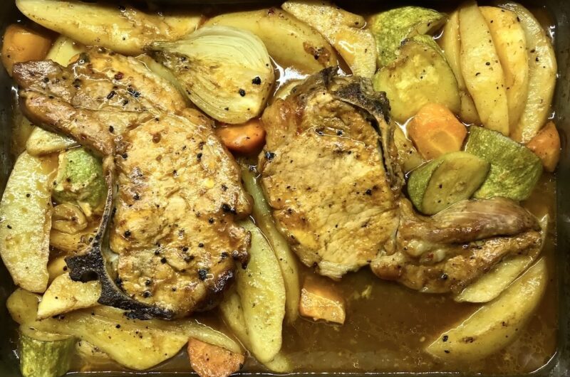 Kotlety ze schabu wieprzowego marynowane w wędzonym sosie barbeque, a następnie pieczone razem z ziemniakami, marchewką i fenkułem.