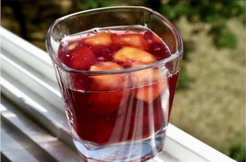 Kruszon owocowy to napój alkoholowy przygotowany z wina musującego i czerwonego wina z dodatkiem dojrzałych owoców, cukru lub miodu i wielu kostek lodu.