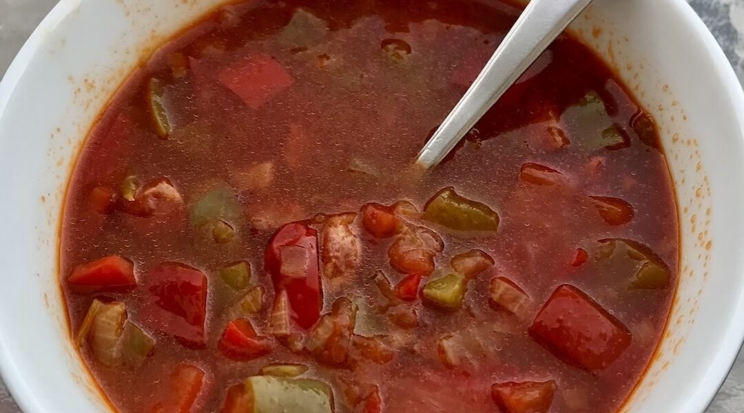 Węgierskie leczo to potrawka przyrządzana z krojonej białej papryki gotowanej z dodatkiem słoniny, cebuli, pomidorów, kiełbasy oraz mielonej słodkiej papryki.