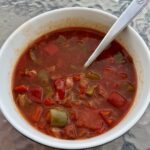 Węgierskie leczo to potrawka przyrządzana z krojonej białej papryki gotowanej z dodatkiem słoniny, cebuli, pomidorów, kiełbasy oraz mielonej słodkiej papryki.