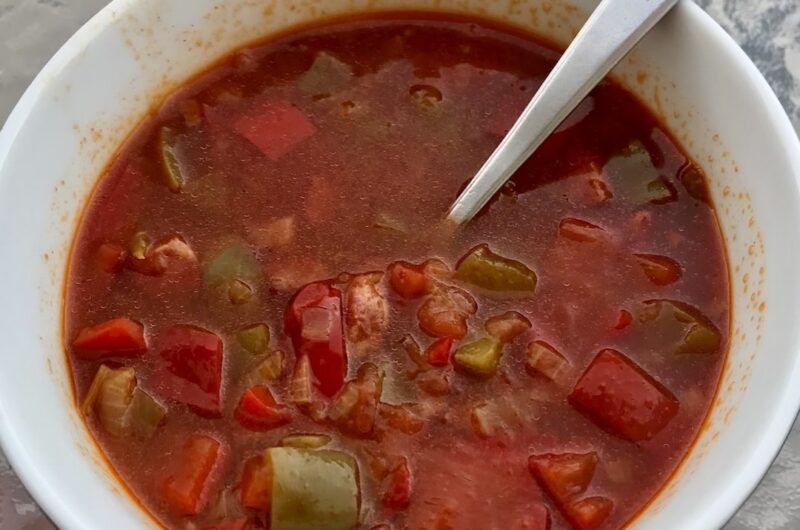 Węgierskie leczo to potrawka przyrządzana z krojonej białej papryki gotowanej z dodatkiem słoniny, cebuli, pomidorów, kiełbasy oraz mielonej słodkiej papryki.