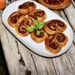 Palmiery na słono przygotowane z ciasta francuskiego wypełnionego zmiksowanymi oliwkami, salami, kaparami i suszonymi pomidorami, a następnie zawiniętego w rulon i pieczonego.