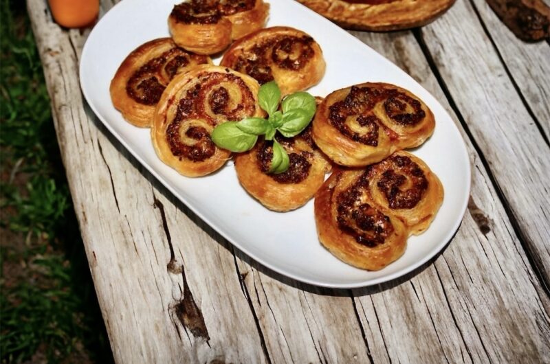 Palmiery na słono przygotowane z ciasta francuskiego wypełnionego zmiksowanymi oliwkami, salami, kaparami i suszonymi pomidorami, a następnie zawiniętego w rulon i pieczonego.