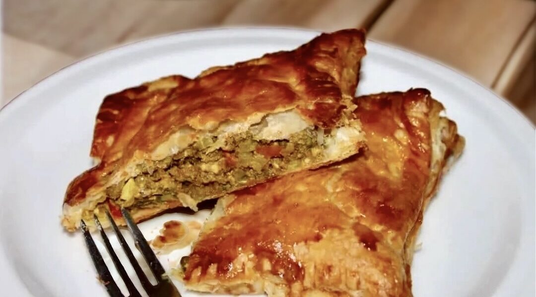 Paszteciki z mięsem i warzywami przygotowane z ciasta francuskiego wypełnionego farszem mięsnym z soczewicą i innymi warzywami doprawione aromatyczną przyprawą curry.