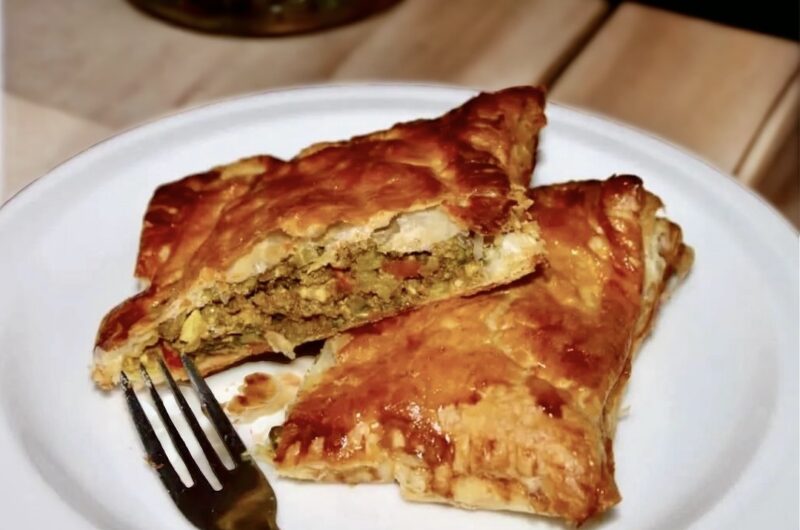 Paszteciki z mięsem i warzywami przygotowane z ciasta francuskiego wypełnionego farszem mięsnym z soczewicą i innymi warzywami doprawione aromatyczną przyprawą curry.