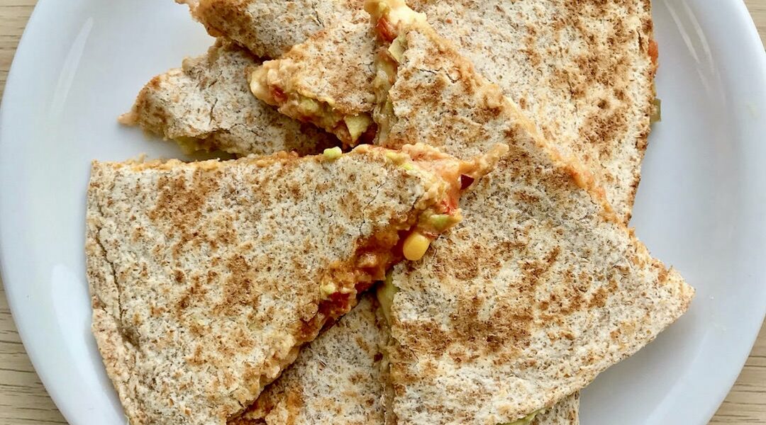 Quesadilla z tuńczykiem to tortilla obłożona tuńczykiem z puszki z dodatkiem startego sera, awokado i mozzarelli, a następnie przykryta drugą tortillą i podgrzana na patelni.