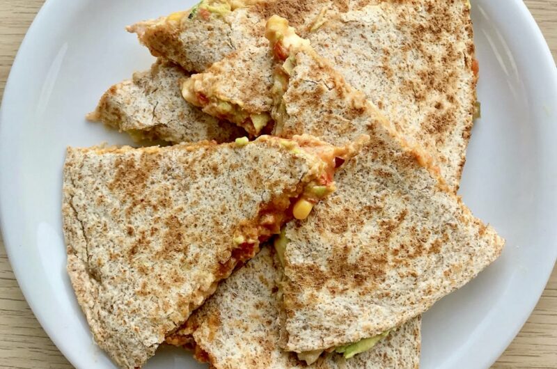 Quesadilla z tuńczykiem to tortilla obłożona tuńczykiem z puszki z dodatkiem startego sera, awokado i mozzarelli, a następnie przykryta drugą tortillą i podgrzana na patelni.