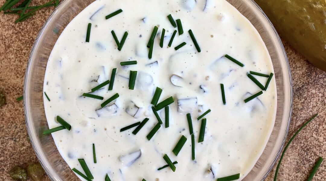 Remulada czyli sos lub dip przygotowany z majonezu, jogurtu i musztardy Dijon oraz z kaparami, korniszonami i szczypiorkiem.