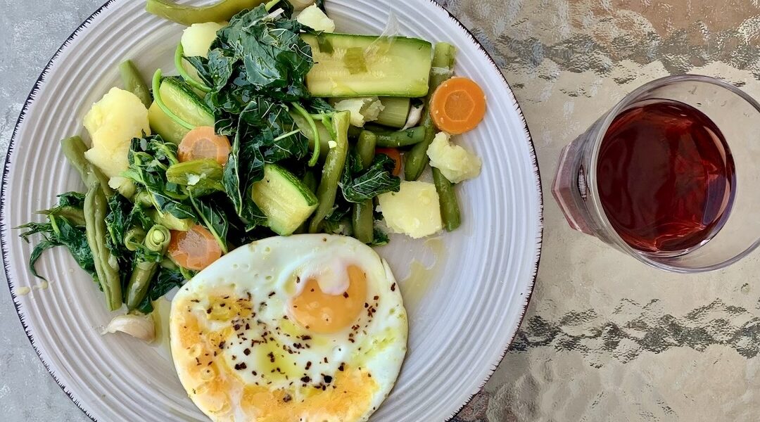 Obiad bez mięsa składający się z warzyw gotowanych razem z dodatkiem kilku ząbków czosnku, a następnie odcedzonych i polanych oliwą oraz sokiem z cytryny. Podane z jajkami sadzonymi.