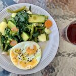 Obiad bez mięsa składający się z warzyw gotowanych razem z dodatkiem kilku ząbków czosnku, a następnie odcedzonych i polanych oliwą oraz sokiem z cytryny. Podane z jajkami sadzonymi.