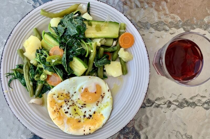 Obiad bez mięsa składający się z warzyw gotowanych razem z dodatkiem kilku ząbków czosnku, a następnie odcedzonych i polanych oliwą oraz sokiem z cytryny. Podane z jajkami sadzonymi.