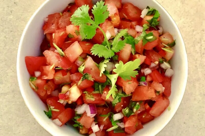 Salsa pomidorowa przygotowana z drobno pokrojonych dojrzałych pomidorów, papryczki jalapeno, czerwonej cebuli, dymki i świeżej kolendry skropionych obficie sokiem z limonki.