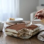 Oszukane tiramisu to deser z serka mascarpone utartego z żółtkami jajek z dodatkiem ubitej piany z białek jajek. Tak przygotowaną masę rozkłada się następnie na biszkoptach nasączonych likierem ziołowym.