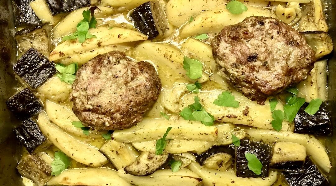 Burgery z dobrze doprawionego mięsa mielonego pieczone razem z marynowanymi ziemniakami i bakłażanem.