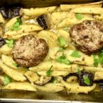 Burgery z dobrze doprawionego mięsa mielonego pieczone razem z marynowanymi ziemniakami i bakłażanem.