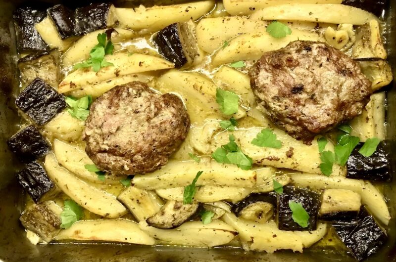 Burgery z dobrze doprawionego mięsa mielonego pieczone razem z marynowanymi ziemniakami i bakłażanem.