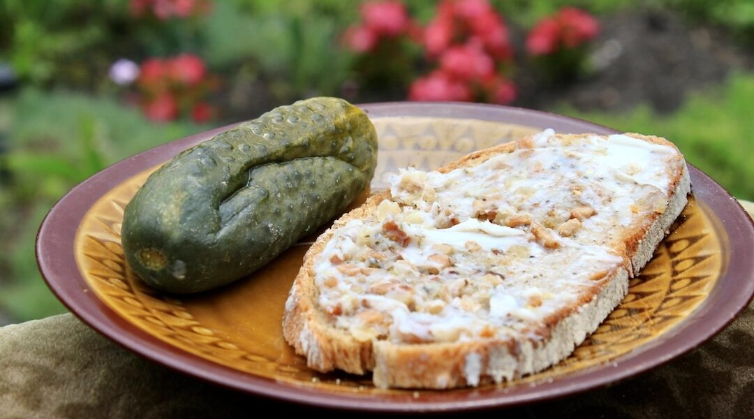 Domowy smalec wieprzowy powstaje ze świeżej słoniny wieprzowej, którą należy pokroić w drobną kostkę i powoli wytapiać. Niezbędnymi dodatkami najlepszego smalcu są jabłko oraz suszony majeranek.