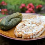 Domowy smalec wieprzowy powstaje ze świeżej słoniny wieprzowej, którą należy pokroić w drobną kostkę i powoli wytapiać. Niezbędnymi dodatkami najlepszego smalcu są jabłko oraz suszony majeranek.