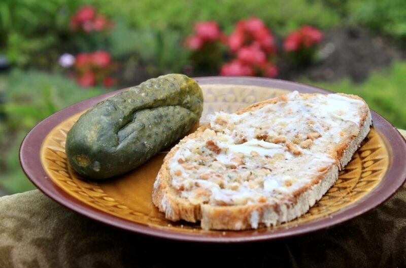 Domowy smalec wieprzowy powstaje ze świeżej słoniny wieprzowej, którą należy pokroić w drobną kostkę i powoli wytapiać. Niezbędnymi dodatkami najlepszego smalcu są jabłko oraz suszony majeranek.