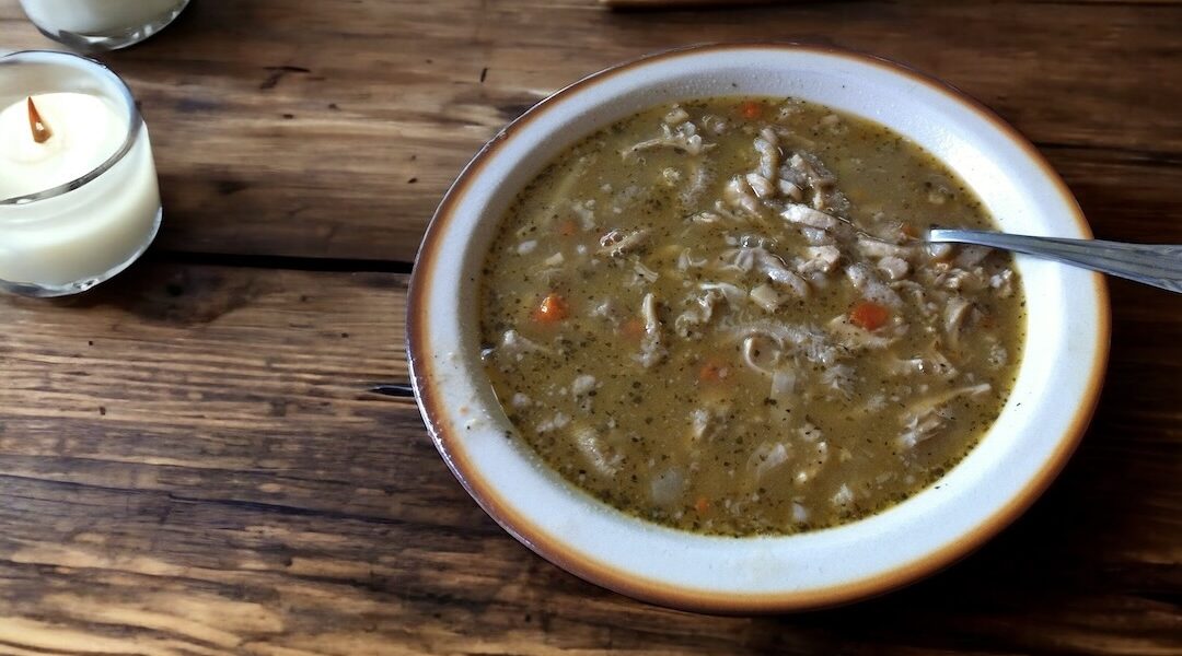 Flaki wołowe oczyszczone i gotowane w wywarze mięsnym, a następnie krojone, doprawione majerankiem i imbirem, a następnie zaciągnięte zasmażką na smalcu.