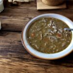 Flaki wołowe oczyszczone i gotowane w wywarze mięsnym, a następnie krojone, doprawione majerankiem i imbirem, a następnie zaciągnięte zasmażką na smalcu.