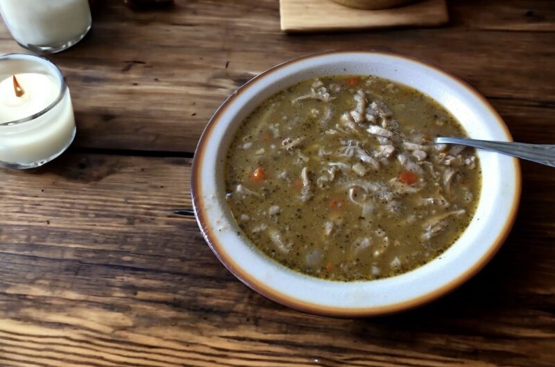 Flaki wołowe oczyszczone i gotowane w wywarze mięsnym, a następnie krojone, doprawione majerankiem i imbirem, a następnie zaciągnięte zasmażką na smalcu.