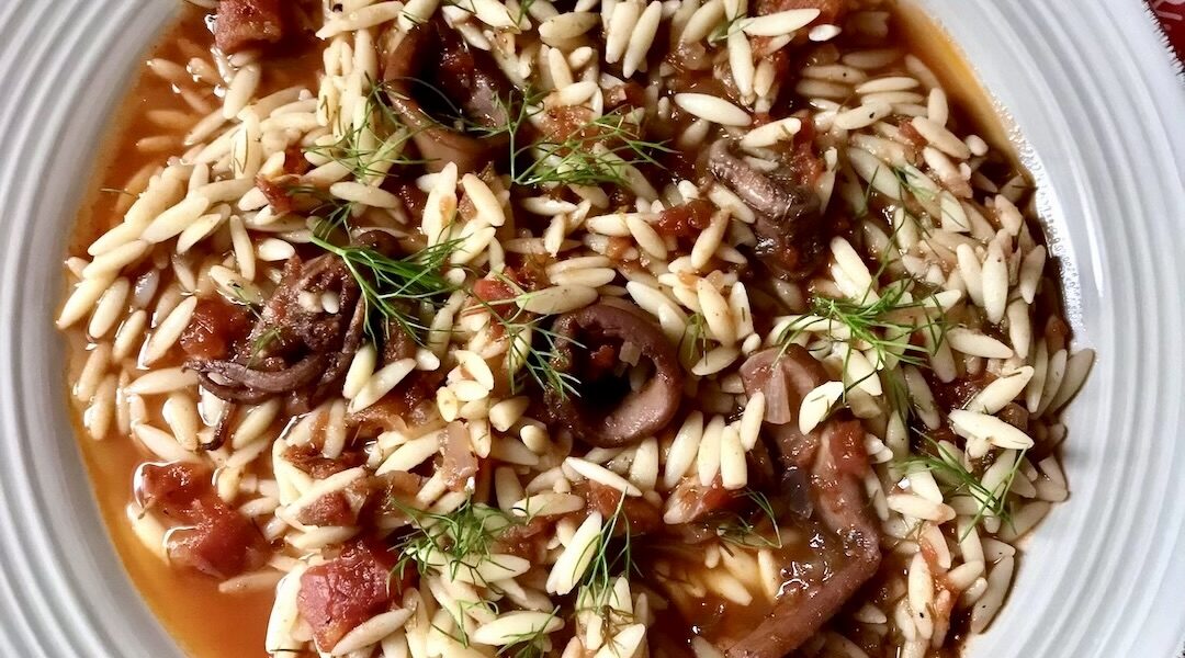 Kalmary w sosie pomidorowym to pokrojone w paski oczyszczone uprzednio kalmary duszone w pomidorach z dodatkiem natki kopru włoskiego, czerwonego wina i czosnku podawane finalnie z makaronem.