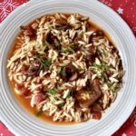 Kalmary w sosie pomidorowym to pokrojone w paski oczyszczone uprzednio kalmary duszone w pomidorach z dodatkiem natki kopru włoskiego, czerwonego wina i czosnku podawane finalnie z makaronem.