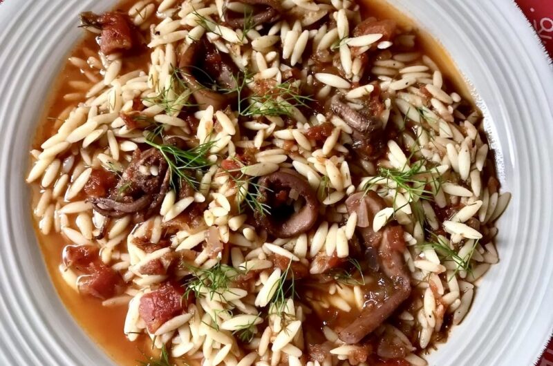 Kalmary w sosie pomidorowym to pokrojone w paski oczyszczone uprzednio kalmary duszone w pomidorach z dodatkiem natki kopru włoskiego, czerwonego wina i czosnku podawane finalnie z makaronem.