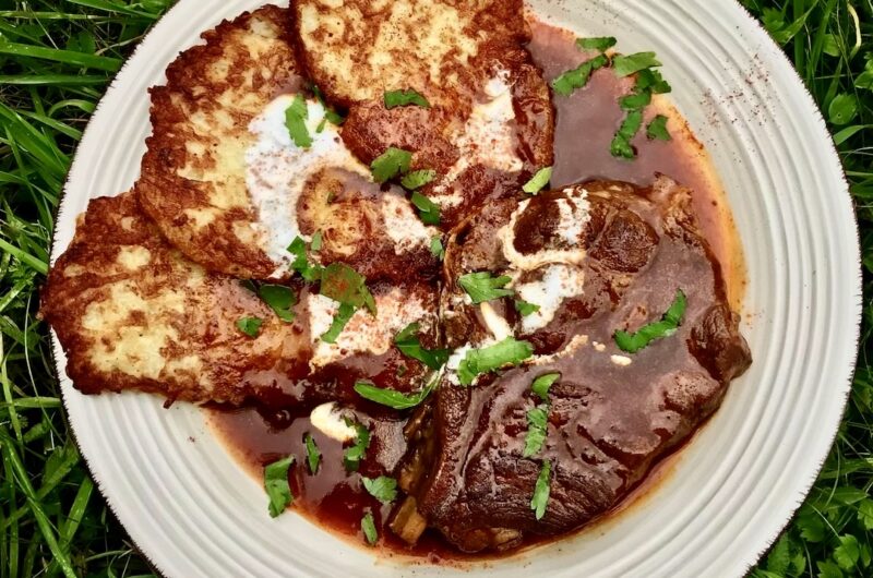 Karkówka wieprzowa pocięta na kotlety i duszona w sosie paprykowym, a następnie podane z chrupiącymi plackami ziemniaczanymi w sosie powstałym podczas duszenia mięsa.