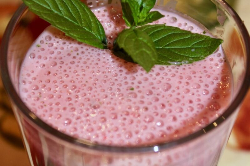 Koktajl truskawkowy to napój na bazie kefiru ze zmiksowanymi truskawkami z dodatkiem miodu i liści świeżej mięty.