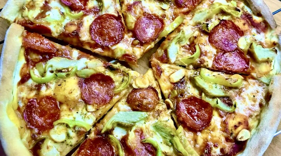 Domowa pizza na własnoręcznie przygotowanym cieście z dodatkiem domowej roboty sosem pomidorowym oraz pysznym salami pepperoni.