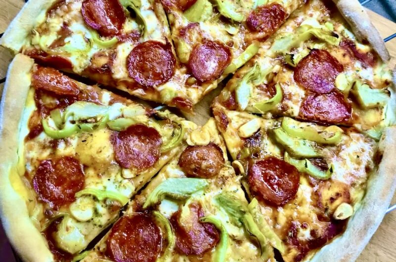 Domowa pizza na własnoręcznie przygotowanym cieście z dodatkiem domowej roboty sosem pomidorowym oraz pysznym salami pepperoni.