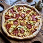 Domowa pizza na własnoręcznie przygotowanym cieście z dodatkiem domowej roboty sosem pomidorowym oraz pysznym salami pepperoni.