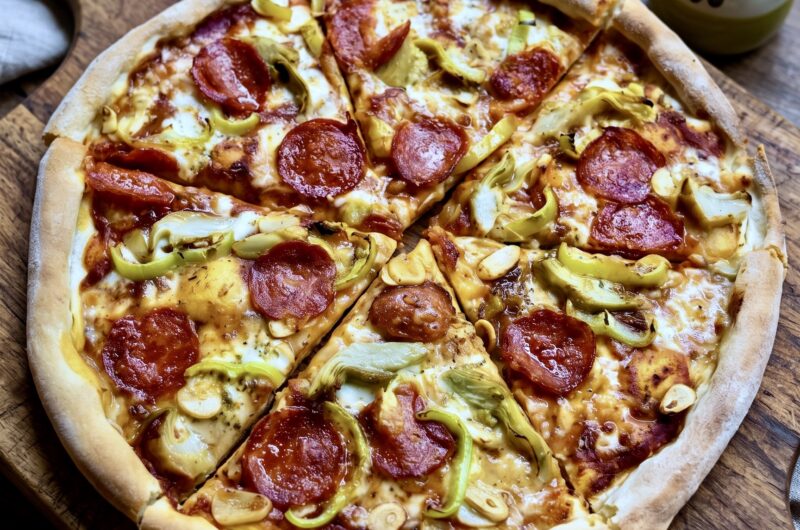 Domowa pizza na własnoręcznie przygotowanym cieście z dodatkiem domowej roboty sosem pomidorowym oraz pysznym salami pepperoni.