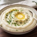 Puree z ziemniaków ugotowanych i bardzo dobrze ugniecionych na gładką masę z dodatkiem masła i mleka oraz z czosnkiem i dymką.