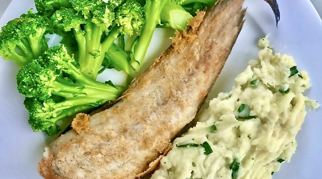 Puree z ziemniaków ugotowanych i bardzo dobrze ugniecionych na gładką masę z dodatkiem masła i mleka oraz z czosnkiem i dymką.