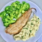 Puree z ziemniaków ugotowanych i bardzo dobrze ugniecionych na gładką masę z dodatkiem masła i mleka oraz z czosnkiem i dymką.