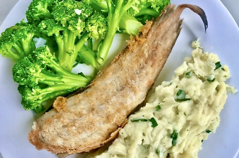 Puree z ziemniaków ugotowanych i bardzo dobrze ugniecionych na gładką masę z dodatkiem masła i mleka oraz z czosnkiem i dymką.