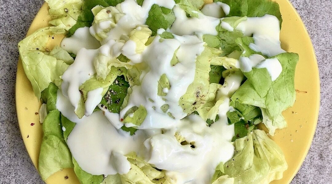 Sałata zielona ze śmietaną to porwana na liście i rozłożona na talerzu sałata masłowa, a następnie polana kwaśną śmietaną i doprawiona solą i świeżo zmielonym pieprzem.